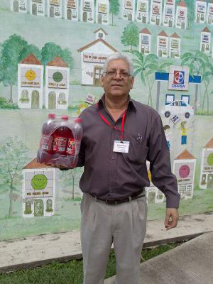 Importante donativo de refrescos entregó Embtelladora La Reyna