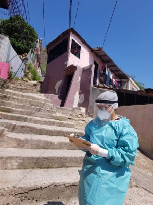 Los equipos de respuesta rápida realizan recorridos por las colonias afectadas en búsqueda de personas con nexos epidemiológicos. Foto: EL HERALDO