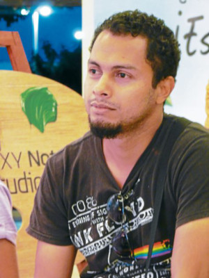 'El poeta destruye y revaloriza la poesía”