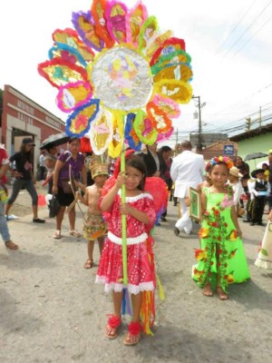 Colorido desfile de jardines escolares en Comayagua