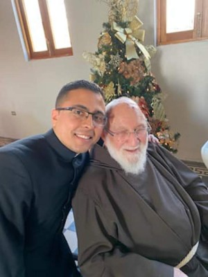 Extrovertido y alegre: Así es el padre que bailó en apoyo a militar despedido