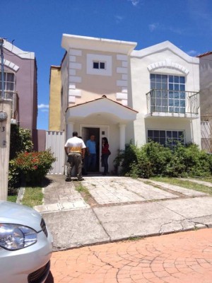 En auto blindado pasea Mario Zelaya