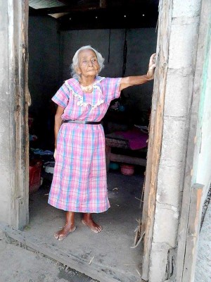 Claman ayuda para anciana que vive en el abandono