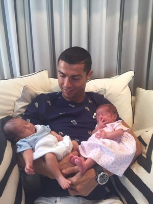 Presidente de la FIFA Gianni Infantino felicita a Cristiano por sus hijos y a Messi por su boda