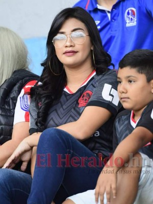 FOTOS: Las bellas aficionadas que llegaron a apoyar a Merengues y Monstruos