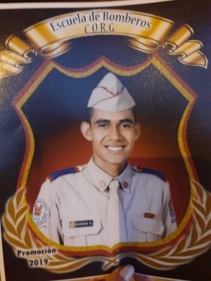 Bombero héroe: Sin plaza, sin salario y con el sueño de ser ingeniero civil (Fotos)