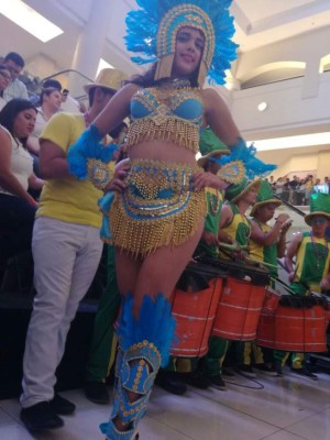 Bellas chicas engalanan conferencia de Ronaldinho