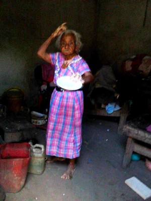 Claman ayuda para anciana que vive en el abandono