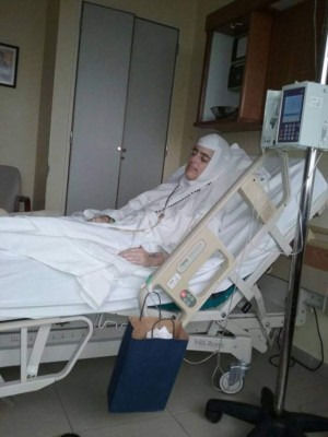 Monjita sorprende con su hermosa sonrisa a pesar de estar en agonía