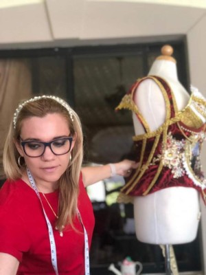 Los originales trajes de palillonas de Danlí que son una obra de arte