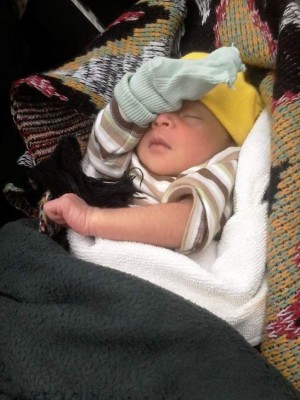 Abandonada en un rapidito apareció la niña que se llevó mujer robachicos