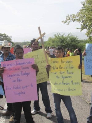 Con gases lacrimógenos desalojan a mineros que realizaban protesta
