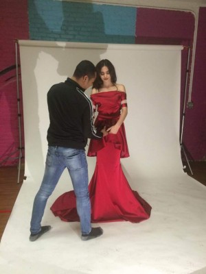 Diseñador hondureño se abre paso en el mundo de la moda de EEUU