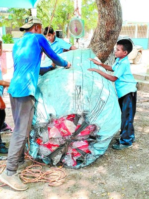 Escuelas logran ingresos con venta de productos reciclados