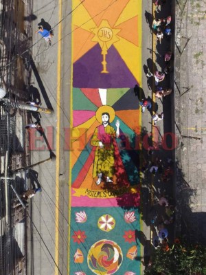 Color y tradición, las alfombras de aserrín que engalanan la Semana Santa (FOTOS)