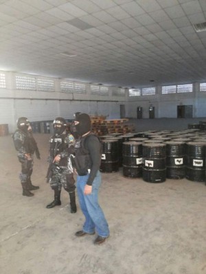 Hallan 100 barriles con precursores de droga en norte de Honduras