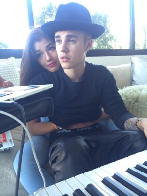 Justin se consuela con linda modelo