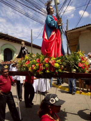 Muestras de fe adornan las calles de Comayagua