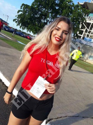 Las bellas chicas presentes en el Ato Boldon de Trinidad y Tobago previo al juego ante Honduras