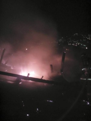 Voraz incendio consume cuartería