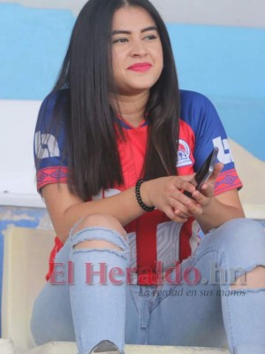 FOTOS: Bellas aficionadas llegaron a apoyar al León y Monstruos