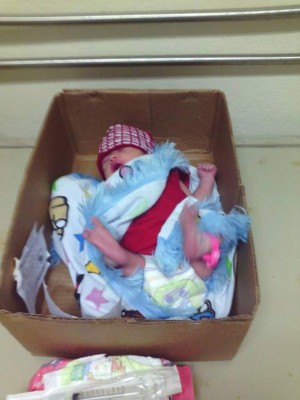 Colocan a dos niños en cajas y les toman fotos