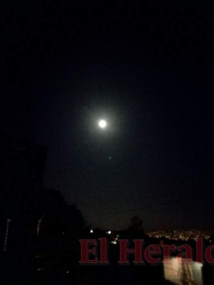 FOTOS: Así luce esta noche la Superluna rosa sobre Honduras
