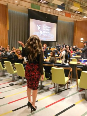 Thalía impacta en sede de las Naciones Unidas con su atuendo y diminuta cintura