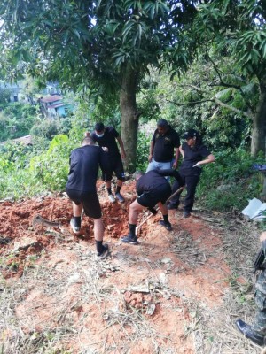 Hallan dos cadáveres enterrados en el patio de una casa en La Ceiba