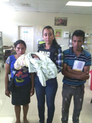 Abandonada en un rapidito apareció la niña que se llevó mujer robachicos