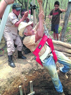 Anciano es rescatado por bomberos de pozo séptico