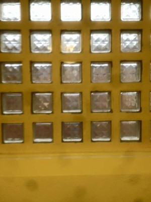 Lo encierran una noche en una celda y se hace famoso al día siguiente