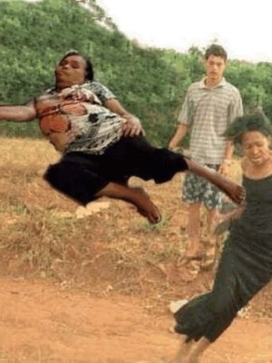 Mujer se duerme en una terminal y los internautas hacen memes de ella