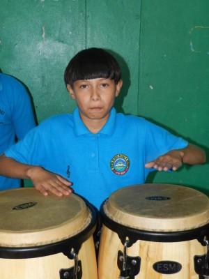 La música de marimba embellece los salones de clases