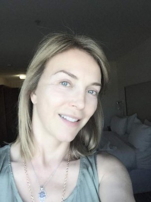 Laura Flores estalla en llanto tras la partida de su hija a Estados Unidos