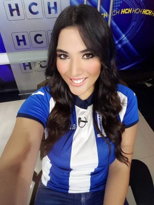 Bellas hondureñas que lucen la camiseta de la 'H”
