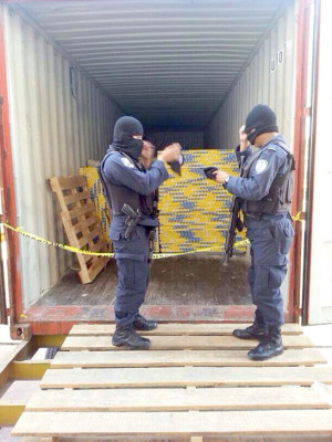 Encuentran paquetes de supuesta cocaína ocultos en tabla yeso