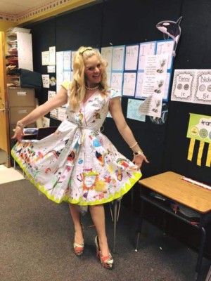 Maestra de primaria deja que sus alumnos pinten su vestido