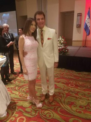 Iroshka Elvir recuerda emotivo momento con Nasralla mientras posa en el Lago de Yojoa