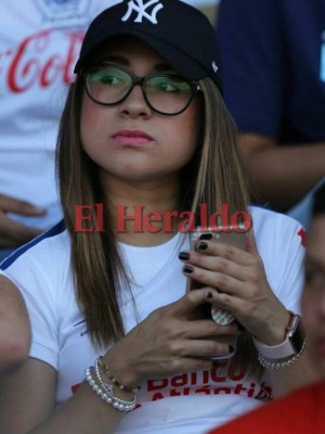 Hermosas mujeres hondureñas se hicieron presente en el clásico entre Olimpia vs Motagua