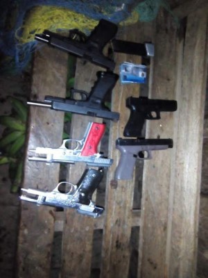 Incautan fusiles y lanzagranadas a sujetos que iban en lancha rápida