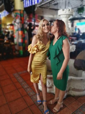 Joven dedica emotivo mensaje a su mamá en graduaciones de la UNAH