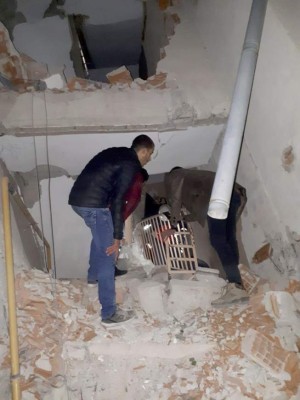 Las imágenes tras sismo de 6.8 grados que enluta a Turquía; cifra de muertos asciende a 14