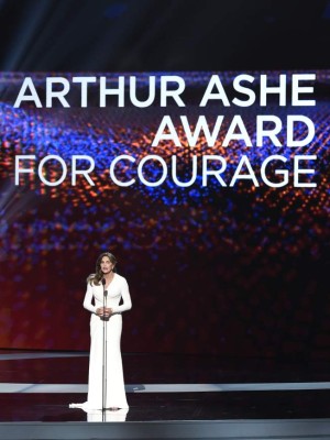 Caitlyn Jenner recibe premio al valor en los ESPY