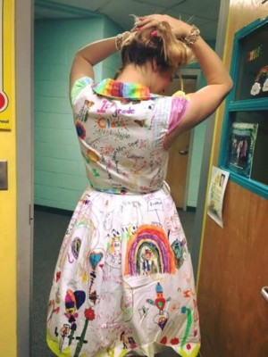 Maestra de primaria deja que sus alumnos pinten su vestido