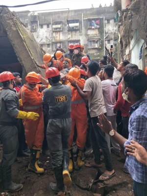 Impactantes fotos del derrumbe de edificio en India que deja al menos 15 muertos  