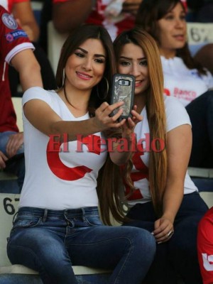 Hermosas mujeres hondureñas se hicieron presente en el clásico entre Olimpia vs Motagua