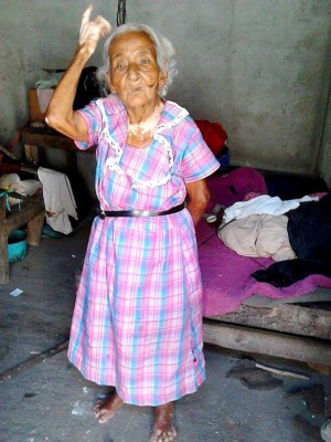 Claman ayuda para anciana que vive en el abandono