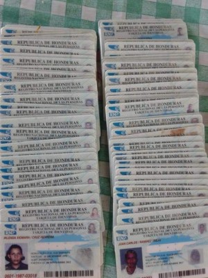 Encuentran 89 tarjetas de identidad tiradas entre matorrales en Choluteca