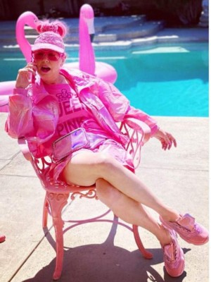 Kitten Kay Sera, la mujer que se casó con el color rosa tras 37 años de relación